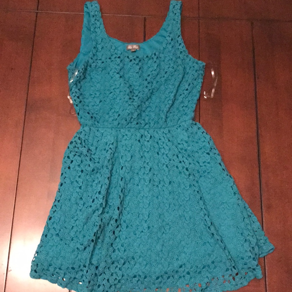 Dresses - Picture 3 of 3